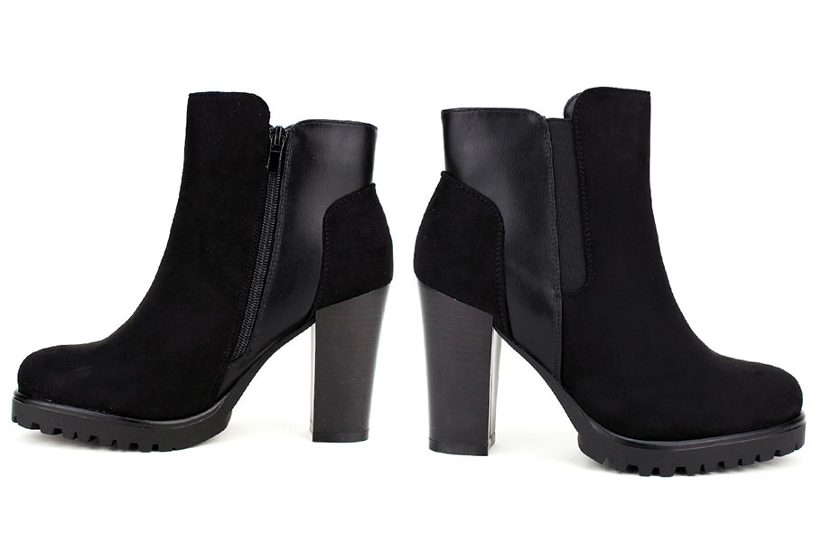 Paire de bottines noires chaussures grande taille achetées en ligne